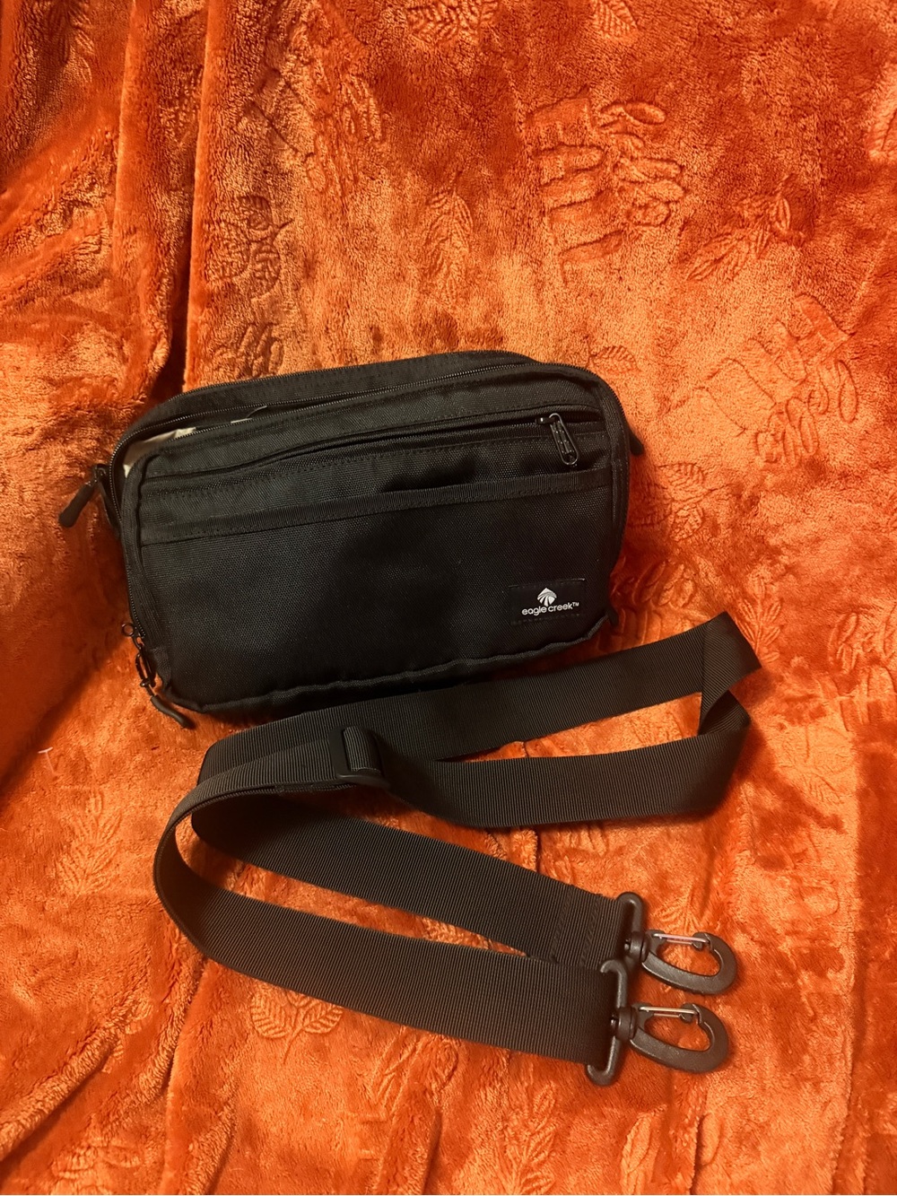 Vintage/discontinued Eagle Creek Side Trek bag in black,with a removable strap.